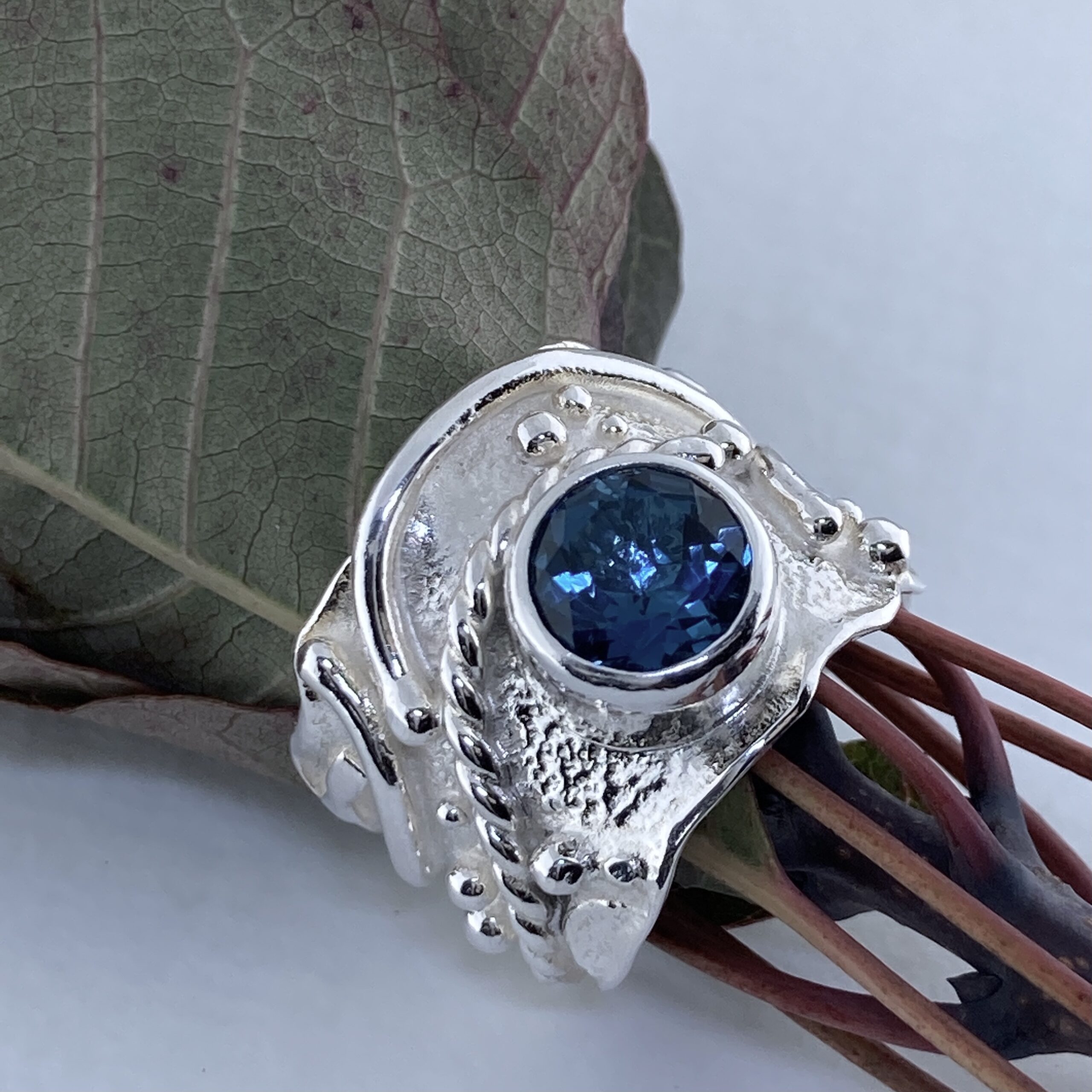 London topaz ring - size 7.25 - Argentium silver waves - 2.5 carat - Image 3