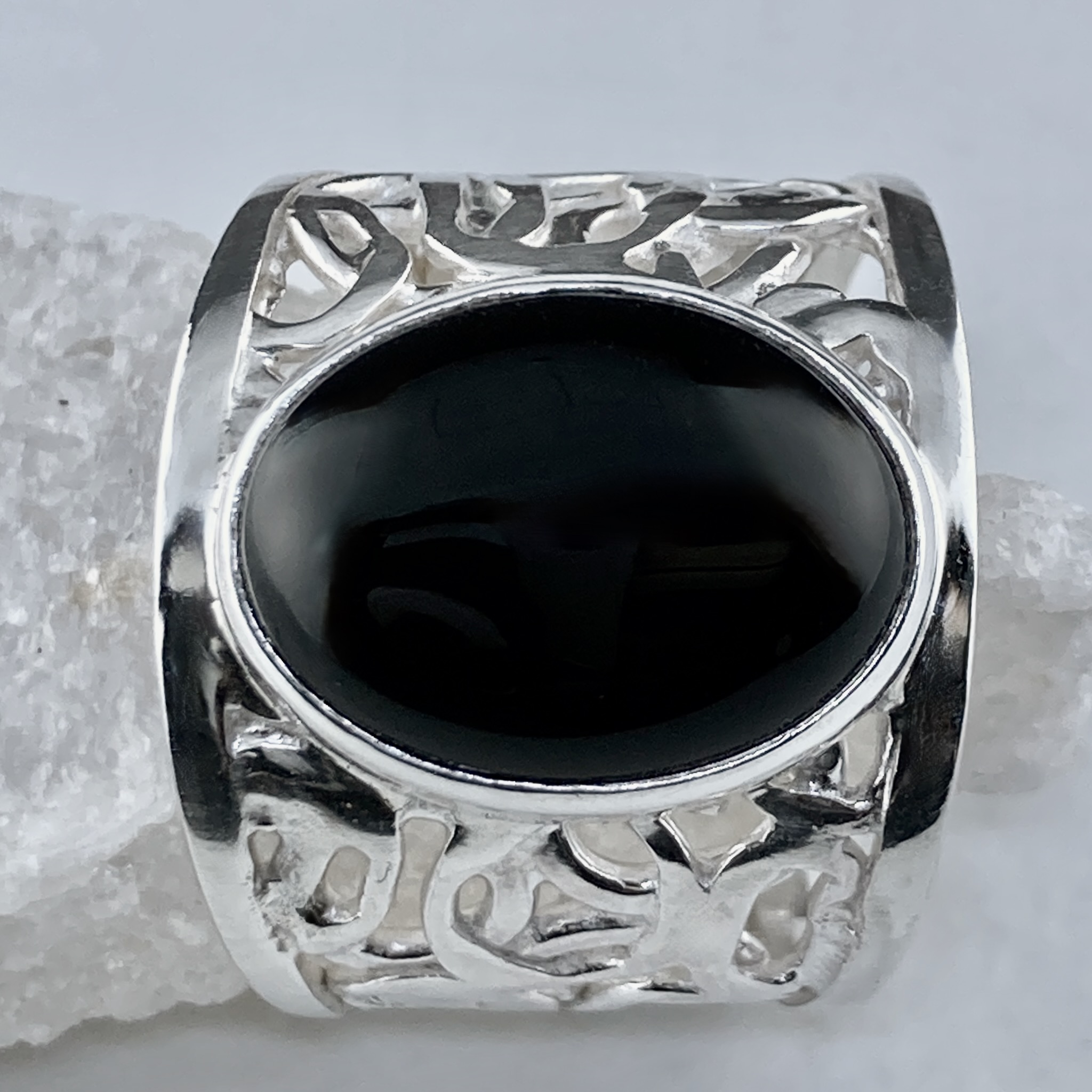 onyx ring - size 8.5 - Argentium silver pebbles band - 9 carat - Image 2