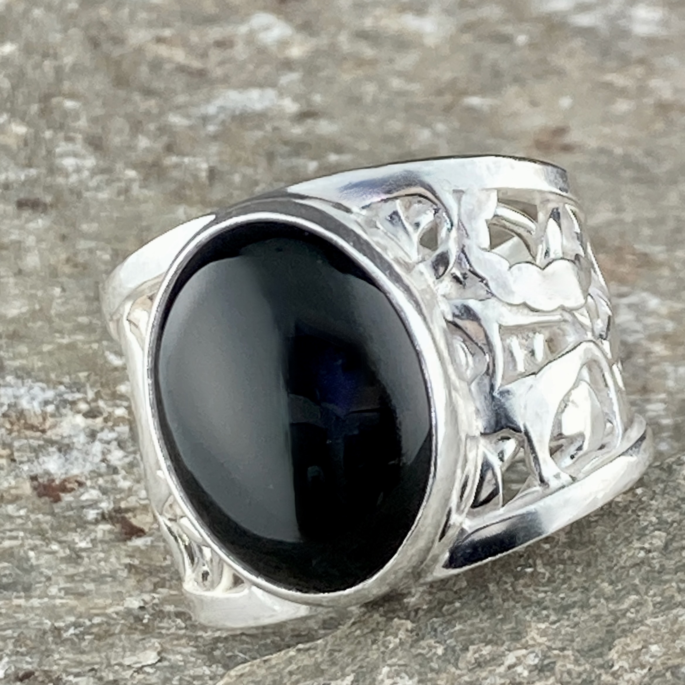 onyx ring - size 8.5 - Argentium silver pebbles band - 9 carat
