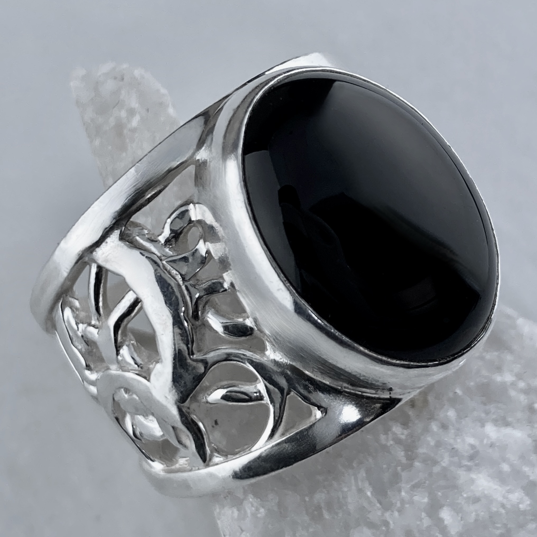 onyx ring - size 8.5 - Argentium silver pebbles band - 9 carat - Image 3