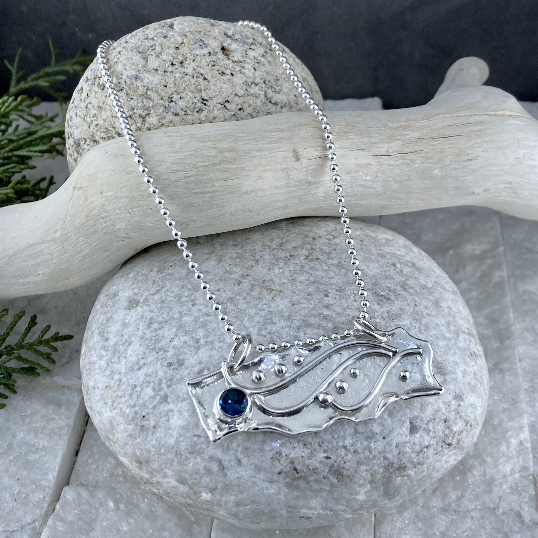 London blue topaz pendant - Argentium silver waves - 1 carat - Image 2