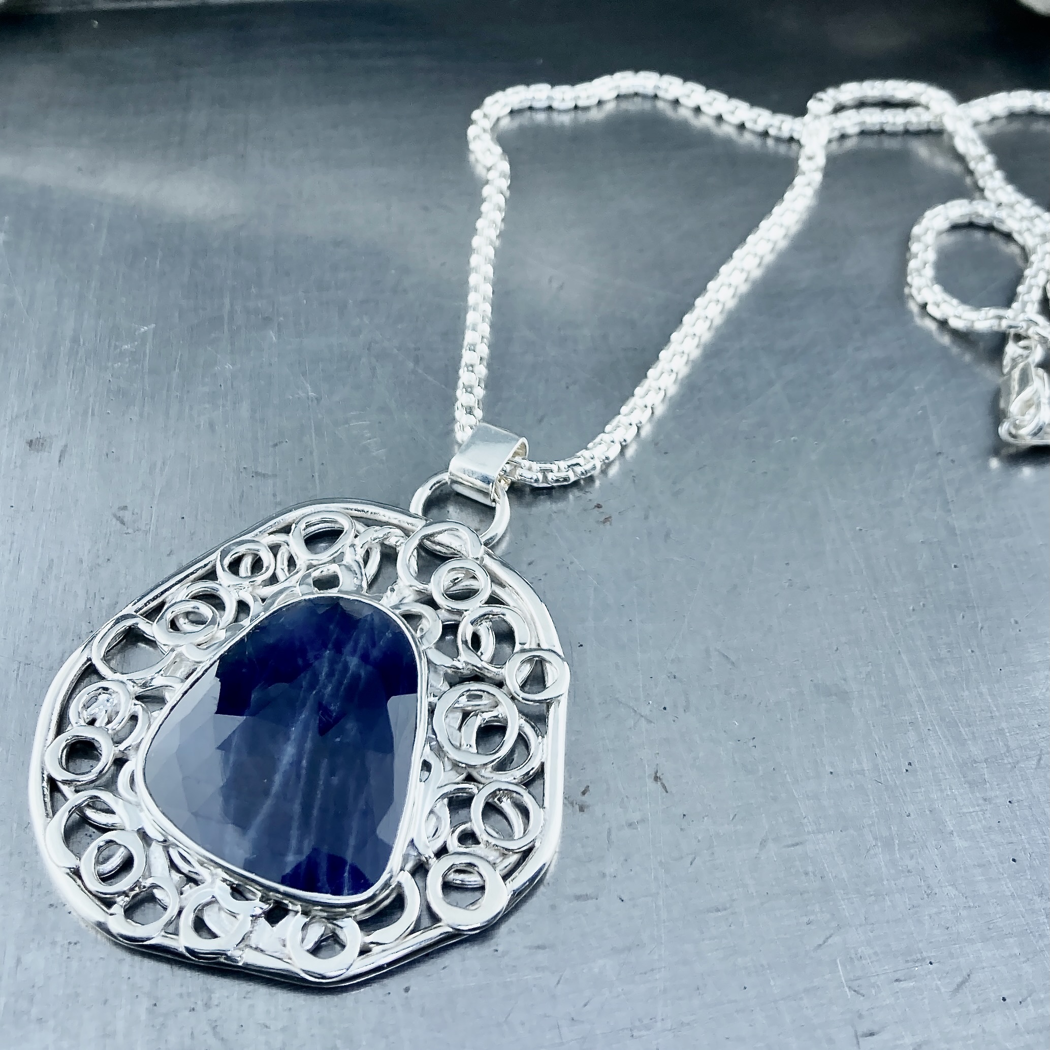 sapphire pendant - Argentium silver pebbles - 19 carats
