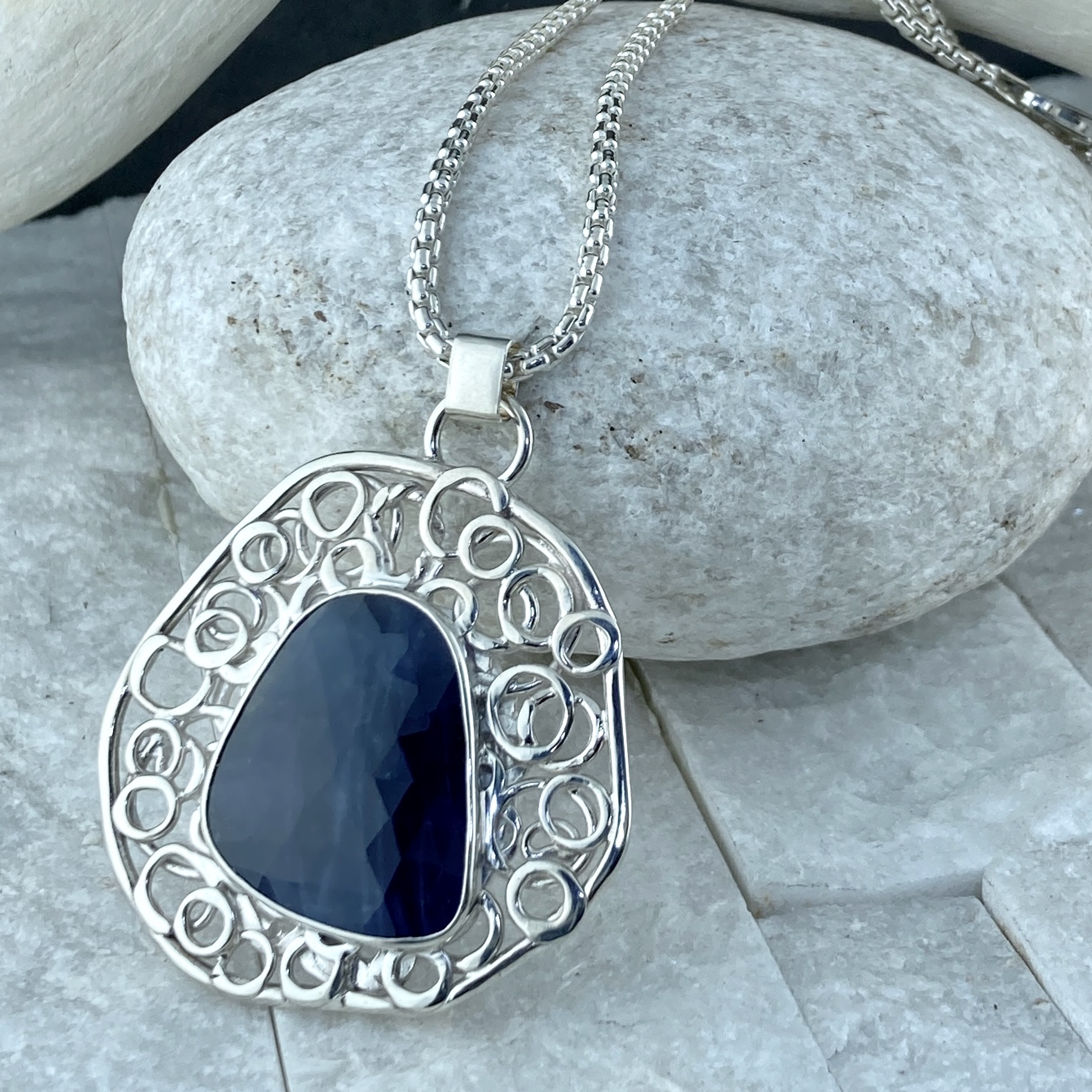 sapphire pendant - Argentium silver pebbles - 19 carats - Image 2