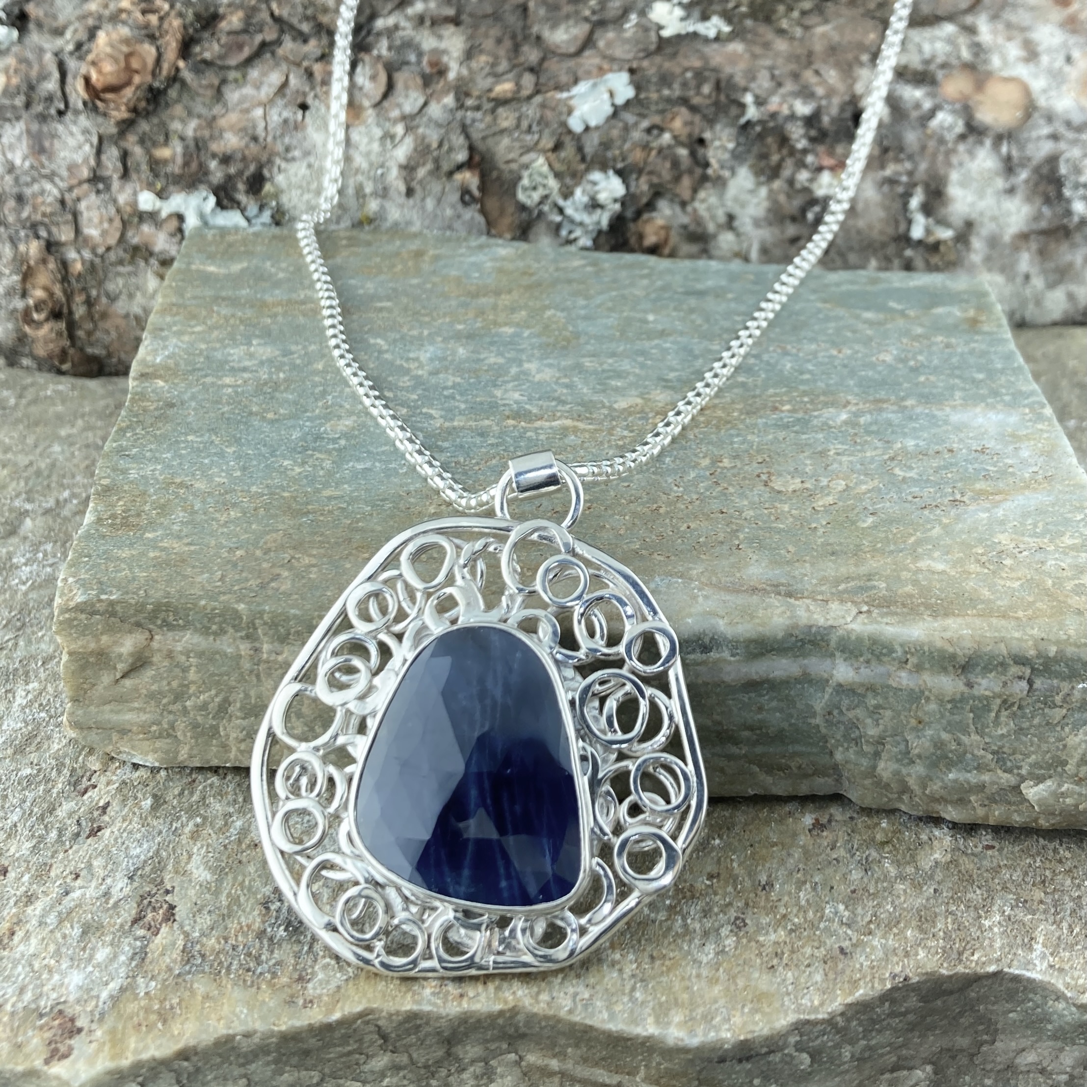 sapphire pendant - Argentium silver pebbles - 19 carats - Image 3