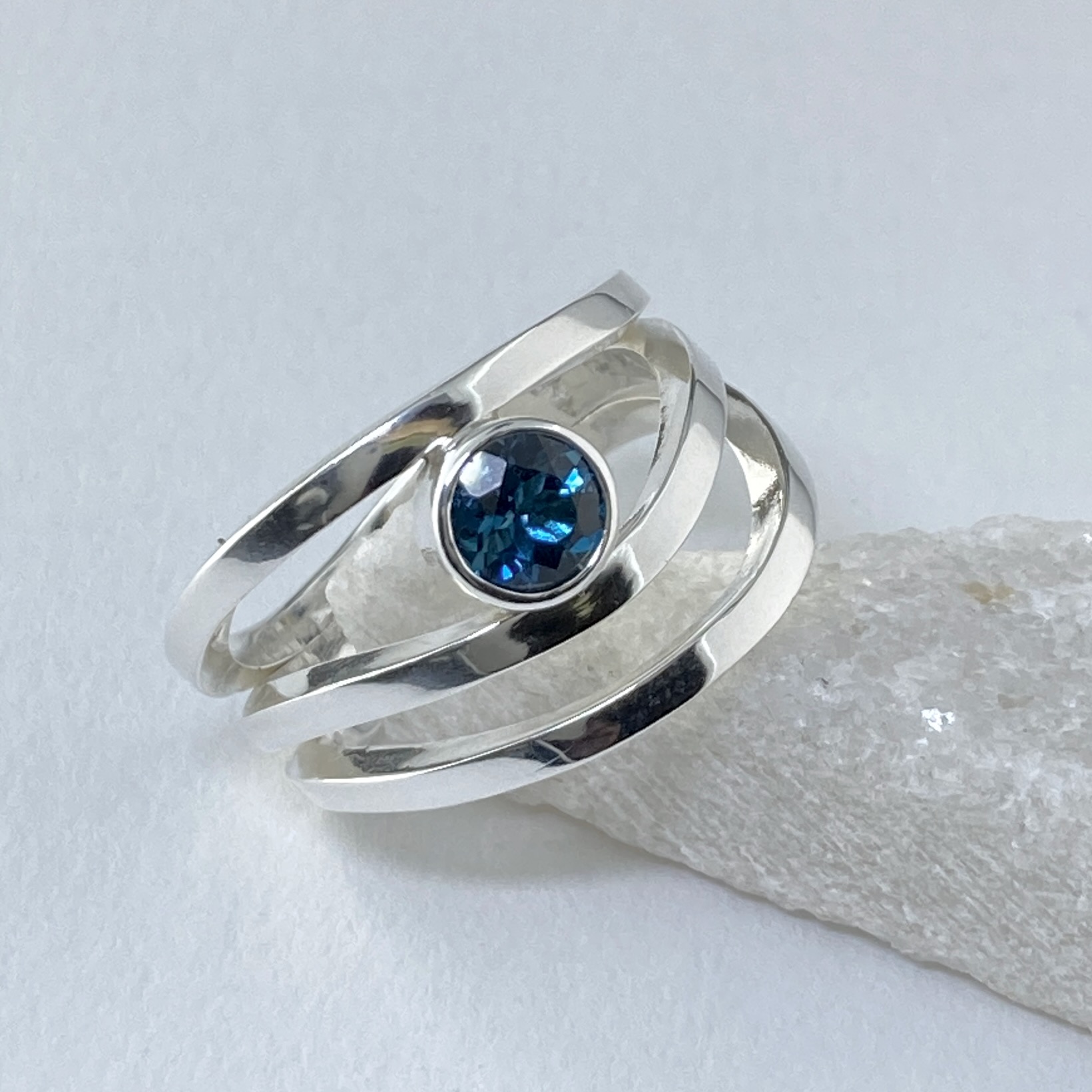 London topaz ring - size 10.25 - wind design - 1 carat - Image 3