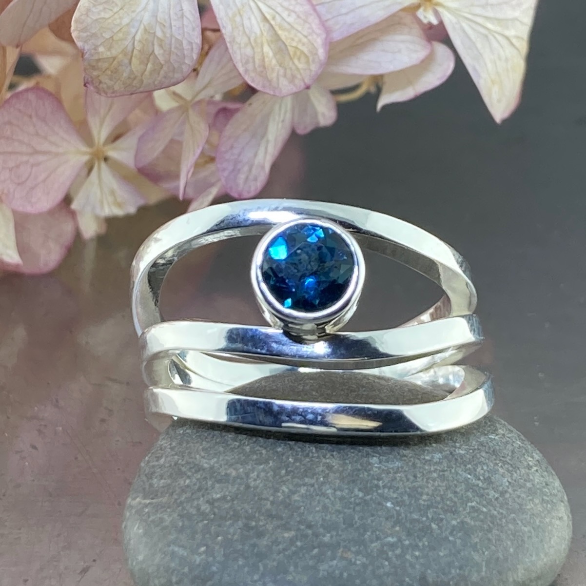 London topaz ring - size 10.25 - wind design - 1 carat - Image 2