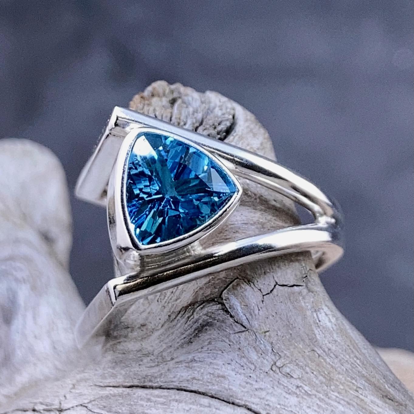 Swiss topaz ring - size 6.25 - D-book - 2 carat