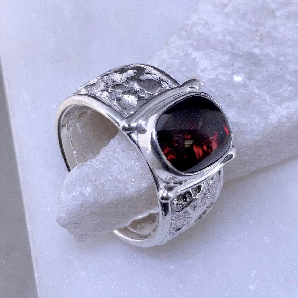 garnet ring - size 7.75 - Argentium lunar band - 4 carat - Image 3