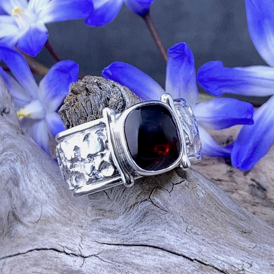 garnet ring - size 7.75 - Argentium lunar band - 4 carat - Image 2